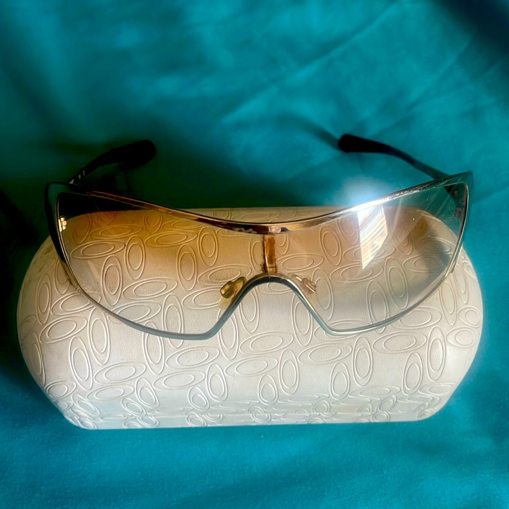 Oakley sunglasses gently used with case